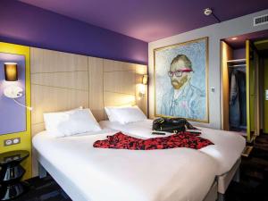 Postel nebo postele na pokoji v ubytování ibis Styles Honfleur Centre Historique