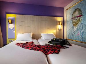 Postel nebo postele na pokoji v ubytování ibis Styles Honfleur Centre Historique