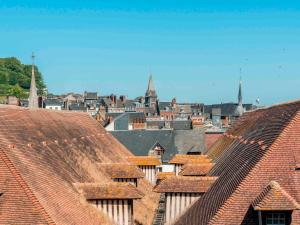 Nespecifikovaný výhled na destinaci Honfleur nebo výhled na město při pohledu z hotelu