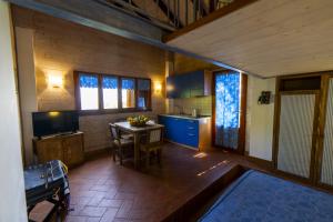 A television and/or entertainment centre at Agriturismo Natta Di Monte Tabor