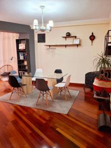 a living room with a dining table and chairs at Vista triangular in Las Palmas de Gran Canaria