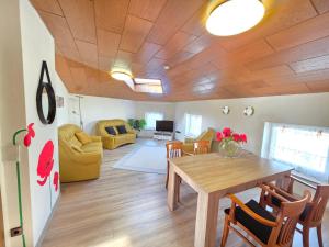 Un comedor y una sala de estar con mesa y sillas. en ELENA flat Mohn Duisburg Zentrum, en Duisburg