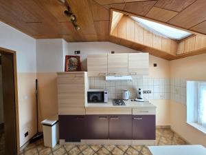 cocina con armarios de madera y tragaluz en ELENA flat Mohn Duisburg Zentrum, en Duisburg