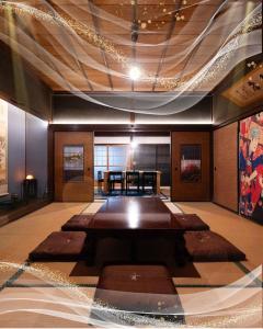 倉敷市にある倉敷の宿Retreat KOBAYASHI 1棟貸切 1日1組限定 11LLDDK 520平米 102年前の伝説の建物 瀬戸内芸術祭2025 直島 美観地区 最大10名 駐車場3台 ベッド8台のテーブル付きの部屋