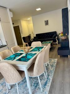 Posezení v ubytování Apartament Adora De Luxe Apart Hotel