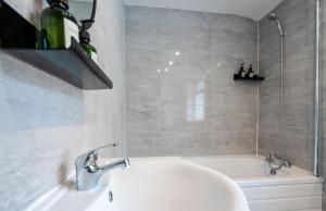 Ένα μπάνιο στο Modern 4 Bed Anfield House +26 φωτογραφίες