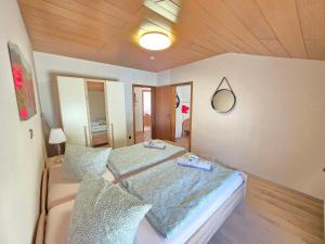 Un dormitorio con dos camas y un espejo. en ELENA flat Mohn Duisburg Zentrum, en Duisburg