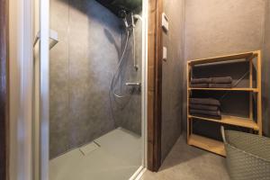 Uma casa de banho em 一棟貸切古民家,信州麹屋の宿,愛犬OK, 平日割,最大9名,Private villa