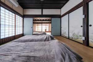 Uma cama ou camas num quarto em 一棟貸切古民家,信州麹屋の宿,愛犬OK, 平日割,最大9名,Private villa