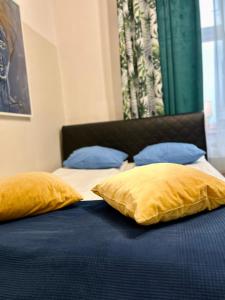 Łóżko lub łóżka w pokoju w obiekcie VINTAGE SENACKA APARTAMENTS