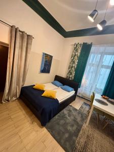 Łóżko lub łóżka w pokoju w obiekcie VINTAGE SENACKA APARTAMENTS