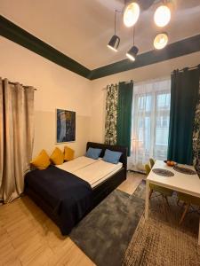 sypialnia z dużym łóżkiem i stołem w obiekcie VINTAGE SENACKA APARTAMENTS w Krakowie