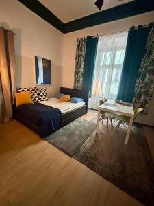 Łóżko lub łóżka w pokoju w obiekcie VINTAGE SENACKA APARTAMENTS