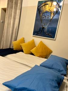 Łóżko lub łóżka w pokoju w obiekcie VINTAGE SENACKA APARTAMENTS
