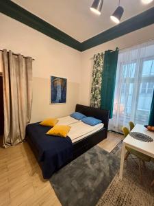 Łóżko lub łóżka w pokoju w obiekcie VINTAGE SENACKA APARTAMENTS