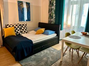 Łóżko lub łóżka w pokoju w obiekcie VINTAGE SENACKA APARTAMENTS