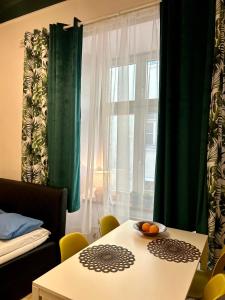 Łóżko lub łóżka w pokoju w obiekcie VINTAGE SENACKA APARTAMENTS