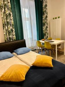 Łóżko lub łóżka w pokoju w obiekcie VINTAGE SENACKA APARTAMENTS