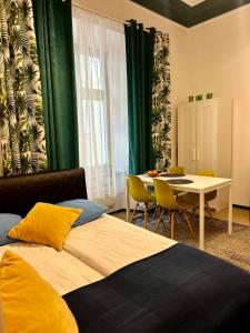 Łóżko lub łóżka w pokoju w obiekcie VINTAGE SENACKA APARTAMENTS