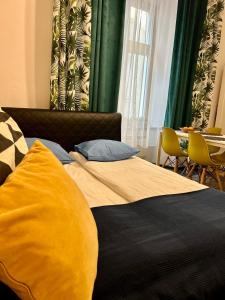 Łóżko lub łóżka w pokoju w obiekcie VINTAGE SENACKA APARTAMENTS