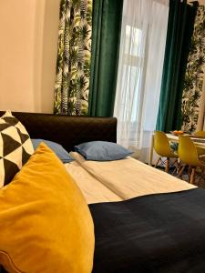 Łóżko lub łóżka w pokoju w obiekcie VINTAGE SENACKA APARTAMENTS