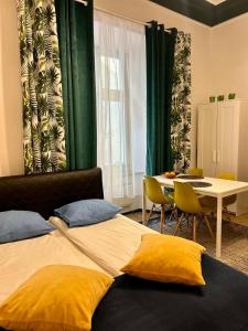 Łóżko lub łóżka w pokoju w obiekcie VINTAGE SENACKA APARTAMENTS