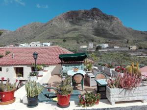 A general mountain view or a mountain view taken from Az apartmant