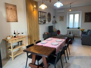 a living room with a table with a pink table cloth at Vinci Nice View in SantʼAnsano