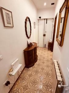 a bathroom with a sink and a mirror on the wall at Appartamento retrò-chic in La Spezia in La Spezia +18 photos