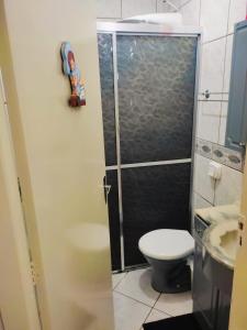 een badkamer met een douche, toilet en wastafel bij Hospede-se aqui! Casa Inteira em Santa Clara do Sul in Santa Clara do Sul