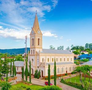 een grote kerk met een toren erop bij Hospede-se aqui! Casa Inteira em Santa Clara do Sul in Santa Clara do Sul