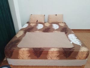 a small bed in a room with at Bantul Syariah Homestay in Bantul