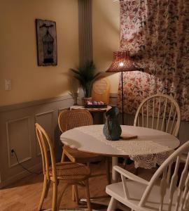 a dining room with a table and chairs at Casa de Minrak in Busan