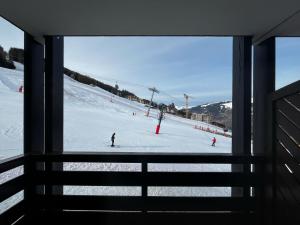 ein Blick auf eine Skipiste aus einem Fenster in der Unterkunft Apartemet montagne La pagne Motalbert au pied des pistes location semane de samadi a samedi in Montalbert