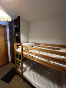 ein Schlafzimmer mit zwei Etagenbetten in einem Zimmer in der Unterkunft Apartemet montagne La pagne Motalbert au pied des pistes location semane de samadi a samedi in Montalbert