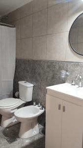 Un baño con un inodoro blanco y un lavabo. en Departamentos Mateo sin cochera, en San Pedro