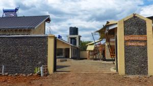 Здание отеля +3 фотографии