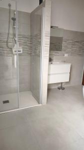 un baño con ducha y lavabo en Vitachiara apartment, en Santa Ninfa