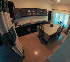 - une salle à manger avec une table et des chaises dans l'établissement Cinnamon Villa Weligama, à Weligama