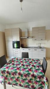 una cocina con una mesa con un patrón de flores. en Vitachiara apartment, en Santa Ninfa