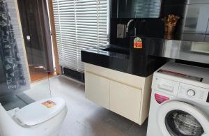 Un baño de Stylish penthouse with panoramic views at Icon Park