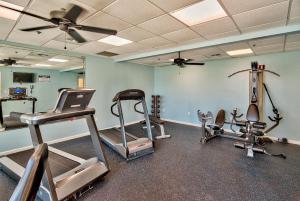 Fitness centrum a/nebo fitness zařízení v ubytování Leeward Key 204