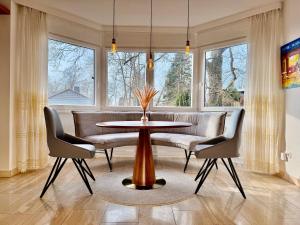 a dining room with a table and two chairs at Ferienhaus am Kaufunger Wald in Kaufungen