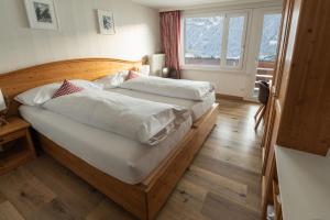 Ένα ή περισσότερα κρεβάτια σε δωμάτιο στο Hotel Bernerhof Grindelwald
