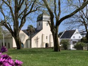 LocmariaにあるMaison cosy 2 chambres avec jardin, proche plage et côte sauvage, idéale pour famille - FR-1-418-145の白い大教会
