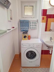 una lavadora en un baño con lavabo en Middletown apartment No 2, self check-in 24 h, en Banská Bystrica