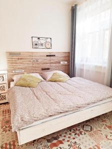 Un dormitorio con una cama grande con ventana. en Middletown apartment No 2, self check-in 24 h, en Banská Bystrica