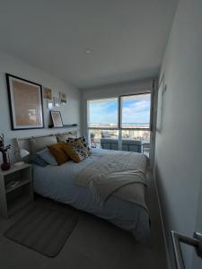 Voodi või voodid majutusasutuse Exceptional Apartment in Gran Canet 9th floor with sea view and private garage toas