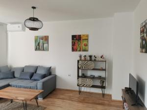 una sala de estar con un sofá y una mesa en Apartment Matovic, en Tesalónica