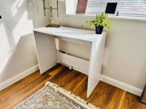 - un bureau blanc dans une chambre avec fenêtre dans l'établissement Quiet Family House, à Brookwood